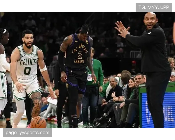 范德比尔特因左股四头肌受伤缺席 本场比赛仅剩9人出战 范德比尔特因左股四头肌受伤缺席 本场比赛仅剩9人出战